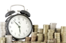 时间金钱时间就是金钱的观念闹钟和大量的欧元硬币