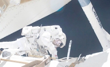 天空航天员在空间站操作图片