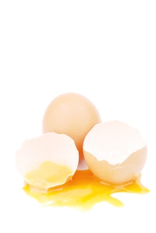 用蛋黄和蛋白渗出破碎的鸡蛋