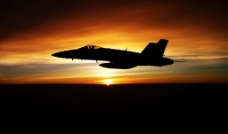 夕阳下战斗机图片