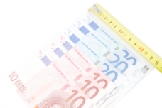 卷尺和欧元钞票（金融危机的概念）