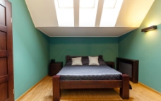 卧室大床壁灯图片