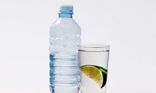 玻璃杯与塑料透明矿泉水瓶